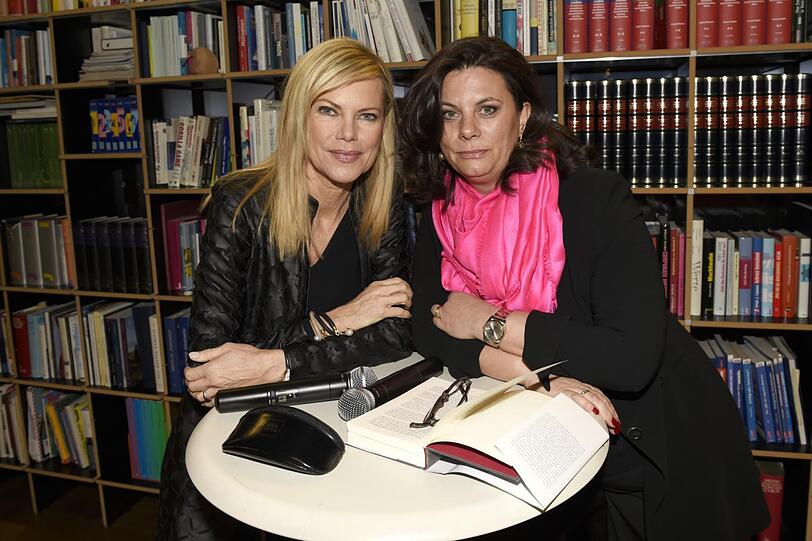 Lesung und Gespräch: Tamara Dietl stellt in der Burda Bar ihr Buch &bdquo;Die Kraft liegt in mir&ldquo; vor und diskutiert mit Moderatorin Nina Ruge (l.).