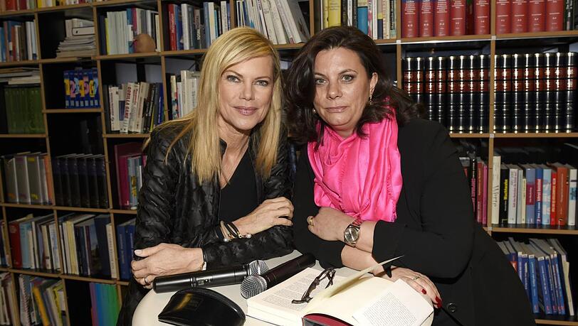 Lesung und Gespräch: Tamara Dietl stellt in der Burda Bar ihr Buch „Die Kraft liegt in mir“ vor und diskutiert mit Moderatorin Nina Ruge (l.). Lesung und Gespräch: Tamara Dietl stellt in der Burda Bar ihr Buch „Die Kraft liegt in mir“ vor und diskutiert mit Moderatorin Nina Ruge (l.).