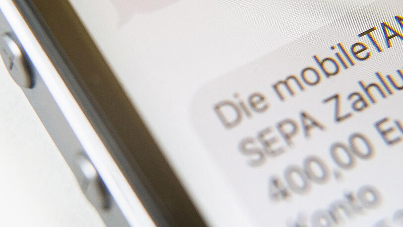 Beim Online-Banking lassen sich etliche Kunden ihre Transaktionsnummern (TAN) per SMS aufs Handy schicken - der Bundesgerichtshof (BGH) klärt ob Institute dafür extra kassieren dürfen.