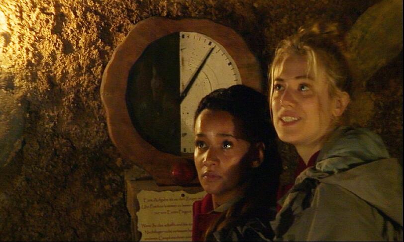 Gabby und Larissa müssen bis zum Morgengrauen den Minutenzeiger immer wieder mit der Hand auf 0 Uhr zurückdrehen, damit dieser nicht die 6 Uhr Position erreicht. Sie müssen also spätestens alle 29 Minuten aufstehen und den Minutenzeiger zurückstellen.