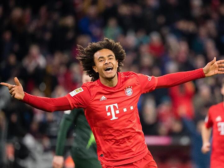 Joshua Zirkzee vom FC Bayern München jubelt über seinen Treffer zum 1:0.