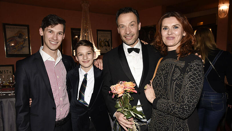 Manfred Stecher mit seiner Frau Rosita sowie seinen Söhnen Maximillian und Lorenz im vergangenen Jahr bei der Premiere des Theaterstücks "Wechselspiel der Liebe" in der Komödie im Bayerischen Hof. Manfred Stecher mit seiner Frau Rosita sowie seinen Söhnen Maximillian und Lorenz im vergangenen Jahr bei der Premiere des Theaterstücks "Wechselspiel der Liebe" in der Komödie im Bayerischen Hof.