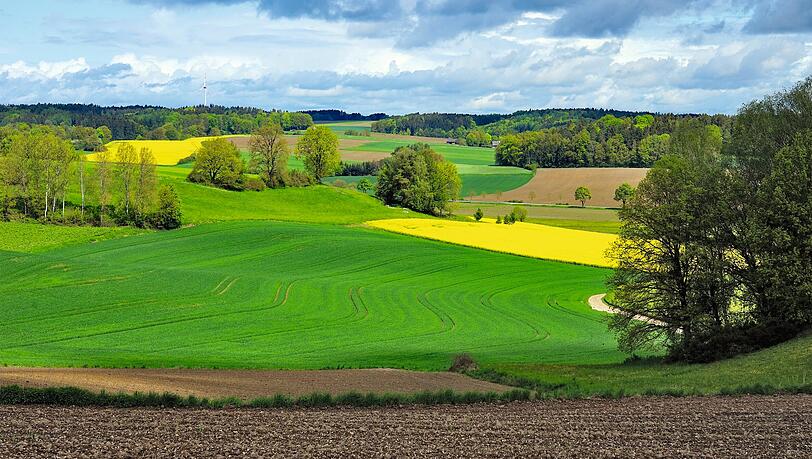 Farbspiel der Natur: Das Tertiärhügelland ist zu jeder Jahreszeit eine Schau und sieht fast aus wie gemalt. Farbspiel der Natur: Das Tertiärhügelland ist zu jeder Jahreszeit eine Schau und sieht fast aus wie gemalt.