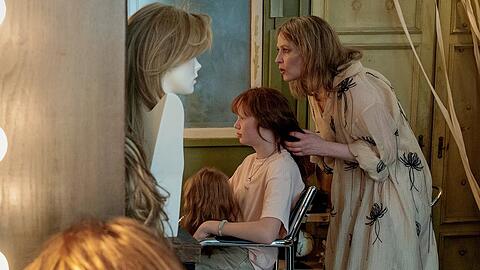 "Tatort: Rapunzel": Perückenmacherin Aurora Schneider (Stephanie Japp, r.) - hier mit einer jungen Kundin - ist der jüdische "Scheitel" ein Begriff. Sie fertigt auch "Haarbilder" an.
