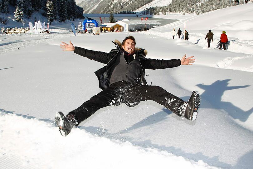 Schnee-Action pur beim 4. Tirol Cross Mountain in Kühtai: Schauspieler Thore Schölermann lässt sich fotogen in den Schnee fallen.
