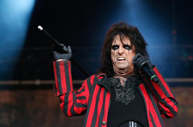 Schlammcatchen zum Abschluss: Am frühen Sonntagmorgen
dröhnten die letzten Töne des 24. Wacken Open Air (W:O:A) über das
knapp 220 Hektar großen Festivalgelände. Höhepunkt zum Abschluss war der Auftritt von Schockrocker Alice Cooper. Die Bilder vom letzten Tag!