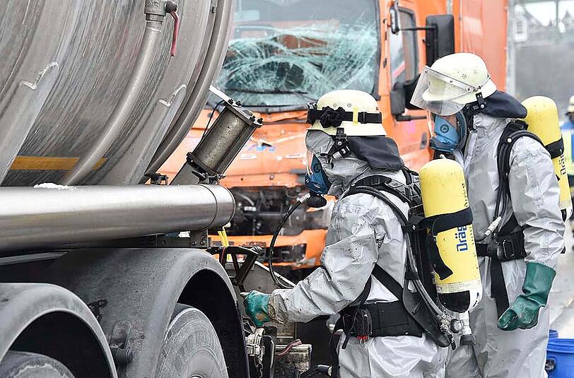 Bilder vom Unfall auf der A99: Mehrere Hundert Liter einer Abfall-Flüssigkeit sind ausgelaufen &ndash; die Autobahn musste zeitweise komplett gesperrt werden.