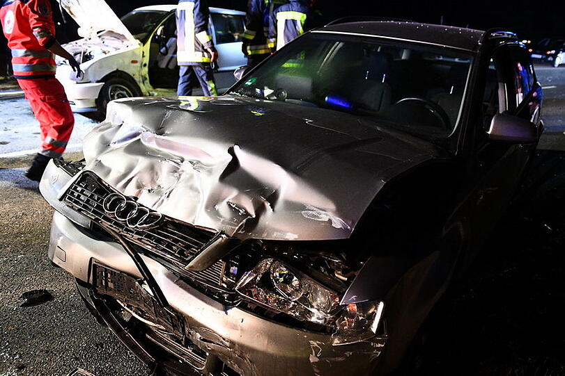 Beim Unfall in Grabenstätt erlitten drei Personen Verletzungen. Die Bilder von der Landstraße.
