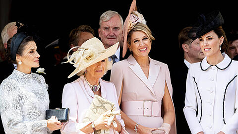 Kreative Hüte auf dem Kopf, helle Kostüme und kleine feine Handtaschen in den Händen (v. l.): Königin Letizia von Spanien, Herzogin Camilla, Königin Máxima der Niederlande und Herzogin Kate sind nicht etwa auf einer Modenschau, sondern beim Hosenbandorden.