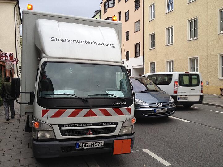 Der Lastwagen in der Kapuzinerstraße kündigt "Straßenunterhaltung" an.