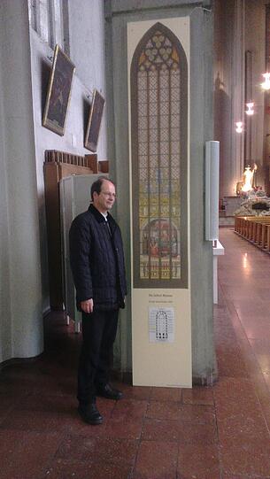 Pfarrer Michael Schlosser erklärt, was es mit dieser Säule im Inneren der Kirche auf sich hat.