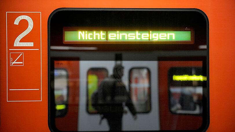 Derzeit steht eine S- Bahn am Bahnhof in Giesing. Der Bahnhof ist gesperrt.