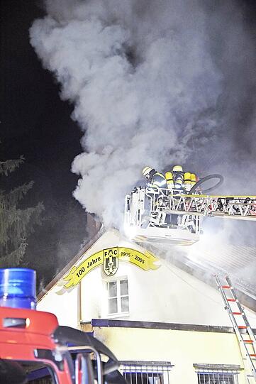 Während der Weihnachtsfeier des FC Teutonia München brach im Vereinsheim Feuer aus. Die Bilder.