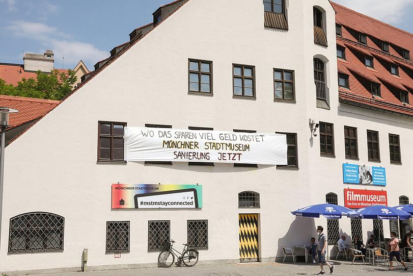 "Wo das Sparen viel Geld kostet": Das Protestplakat gegen die Entscheidung des Stadtrats an der Fassade des Stadtmuseums am St.-Jakobs-Platz.