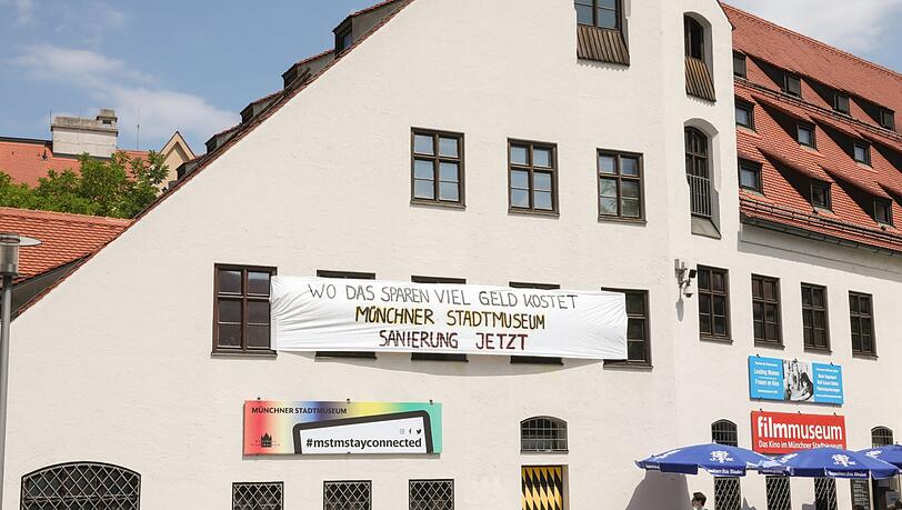 "Wo das Sparen viel Geld kostet": Das Protestplakat gegen die Entscheidung des Stadtrats an der Fassade des Stadtmuseums am St.-Jakobs-Platz. "Wo das Sparen viel Geld kostet": Das Protestplakat gegen die Entscheidung des Stadtrats an der Fassade des Stadtmuseums am St.-Jakobs-Platz.