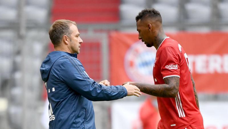 Trainer Hansi Flick und Jerome Boateng (r).