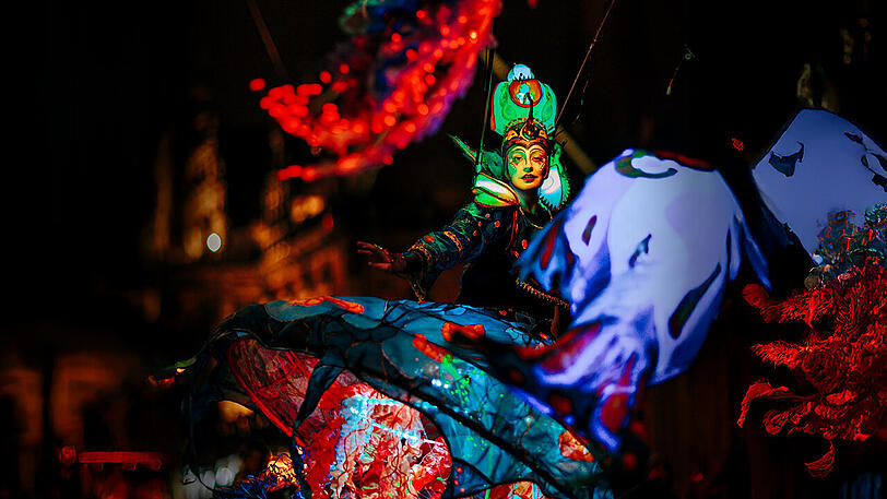 Auf dem Performanceplatz erwartet das Tollwood-Publikum vielerlei Überraschungen: Magische Momente mit Humor, Varieté- und Jahrmarktflair unter freiem Himmel. Auf dem Performanceplatz erwartet das Tollwood-Publikum vielerlei Überraschungen: Magische Momente mit Humor, Varieté- und Jahrmarktflair unter freiem Himmel.