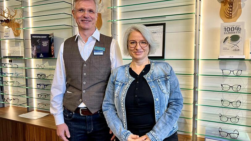 Beklagen Gesch&auml;fteinbu&szlig;en durch die Baustelle zur Tram-Westtangente: Optiker-Ehepaar Susanne und Christian Particus von "Brillen M&uuml;ller".