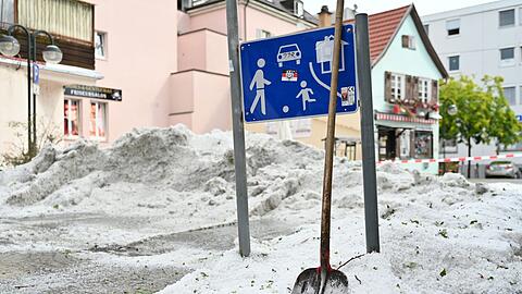 Der Hagel stapelt sich in der Innenstadt.