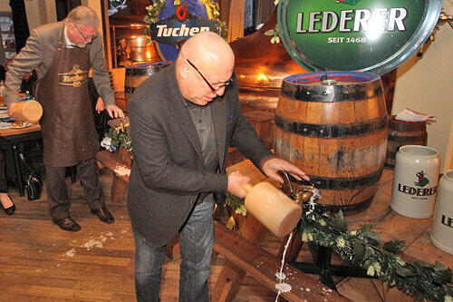 Auf ein Neues: Festwirt Herrmann Murr (re.) und der scheidende städtische Verkehrsdirektor Michael Weber zapften die beiden ersten Fässer Festbier an.
