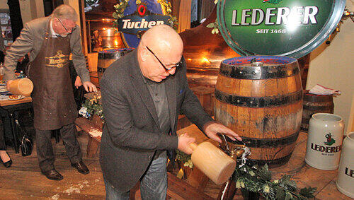 Auf ein Neues: Festwirt Herrmann Murr (re.) und der scheidende städtische Verkehrsdirektor Michael Weber zapften die beiden ersten Fässer Festbier an. Auf ein Neues: Festwirt Herrmann Murr (re.) und der scheidende städtische Verkehrsdirektor Michael Weber zapften die beiden ersten Fässer Festbier an.