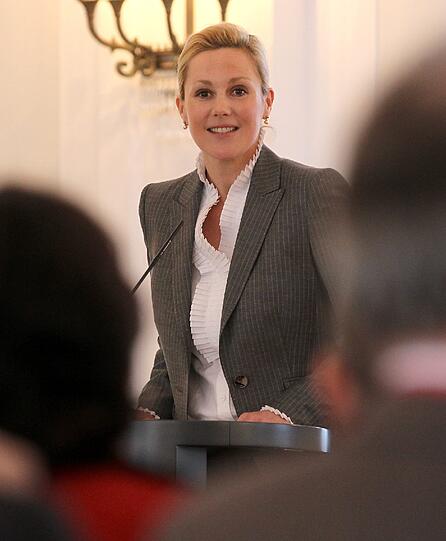 UNICEF-Schirmherrin Bettina Wulff hat für den Kita-Besuch als frühe Schule demokratischer Spielregeln geworben.