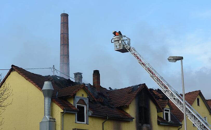 In den Flammen kamen mindestens acht Menschen ums Leben. Die Bilder von den Löscharbeiten.