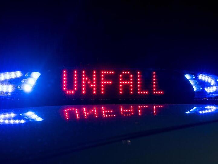 Blaulicht leuchtet auf dem Dach eines Polizeiwagens, auf dem Display ist der Hinweis "Unfall" zu lesen. Foto: Monika Skolimowska/Archiv
