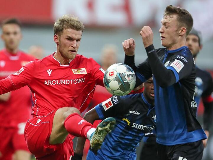 Paderborns Sebastian Schonlau (r) im Kampf um den Ball mit Berlins Sebastian Andersson (l).