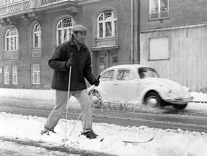 Was es früher alles gab! Karl Stankiewitz beim Langlaufen in der Widenmayerstraße daheim im Lehel im Jahr 1974.