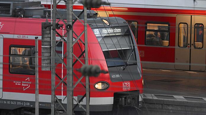 Bauarbeiten fürs neue Stellwerk am Ostbahnhof: An vier Wochenenden bis zum Jahresende testet die Deutsche Bahn die bereits fertiggestellten Anlagen der Leit- und Sicherungstechnik. Das hat Auswirkungen auf den S-Bahn-Verkehr.