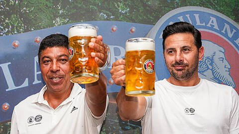 Giovane Elber gewinnt das Maßkrugstemmen gegen Claudio Pizarro.
