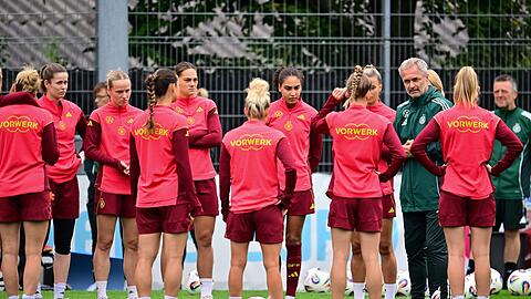 Die Beratungen vor dem Spanien-Spiel laufen.