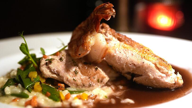 Vierter Gang: Maispoularde und Garnele mit Rosmarin und Zitrus-Noten auf fr&uuml;hlingsbuntem Risotto.