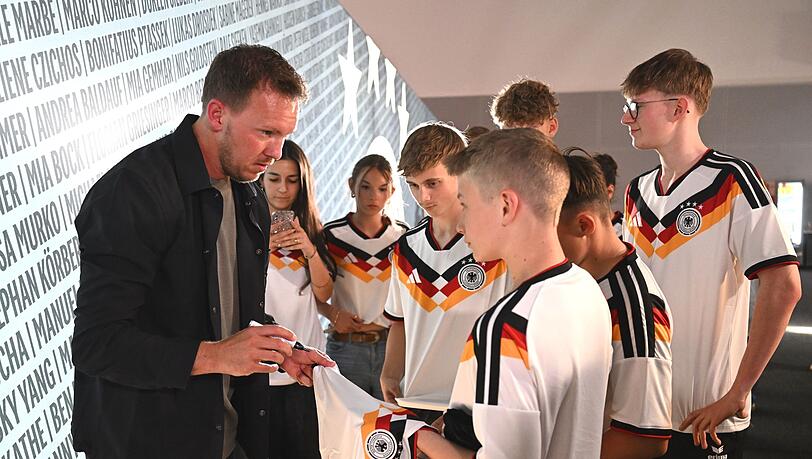 Bundestrainer Nagelsmann schreibt Autogramme für junge Fans. (Archivbild) Bundestrainer Nagelsmann schreibt Autogramme für junge Fans. (Archivbild)