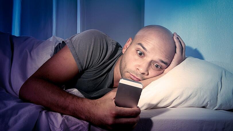 Zeitung lesen, Nachrichten schreiben, Spiele spielen und den Wecker stellen: Das Smartphone ist für uns unverzichtbar geworden. Aber hängen wir nicht manchmal zu viel oder gar grundlos davor? Zeitung lesen, Nachrichten schreiben, Spiele spielen und den Wecker stellen: Das Smartphone ist für uns unverzichtbar geworden. Aber hängen wir nicht manchmal zu viel oder gar grundlos davor?
