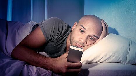 Zeitung lesen, Nachrichten schreiben, Spiele spielen und den Wecker stellen: Das Smartphone ist f&uuml;r uns unverzichtbar geworden. Aber h&auml;ngen wir nicht manchmal zu viel oder gar grundlos davor?