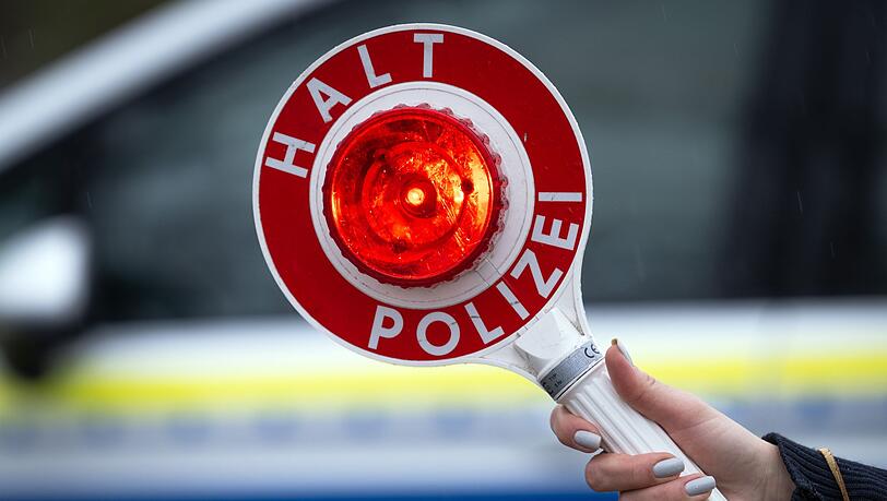 Der Autofahrer missachtet die Anhaltesignale der Polizei und rast mit hoher Geschwindigkeit davon. (Symbolbild) Der Autofahrer missachtet die Anhaltesignale der Polizei und rast mit hoher Geschwindigkeit davon. (Symbolbild)