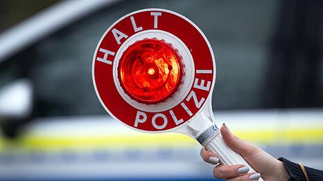 Der Autofahrer missachtet die Anhaltesignale der Polizei und rast mit hoher Geschwindigkeit davon. (Symbolbild)