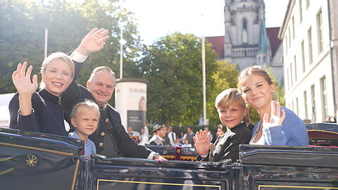 Wiesn-Chef Christian Scharpf nimmt mit seiner Frau und Kindern in der Kutsche Platz.