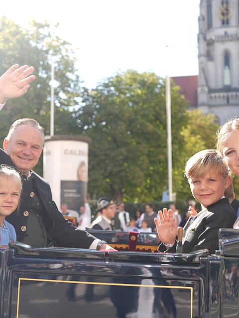 Wiesn-Chef Christian Scharpf nimmt mit seiner Frau und Kindern in der Kutsche Platz.