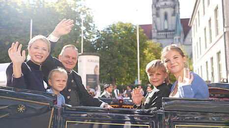 Wiesn-Chef Christian Scharpf nimmt mit seiner Frau und Kindern in der Kutsche Platz.