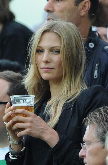 Ganz entspannt: Schweinsteiger-Freundin Sarah Brandner genehmigt sich vor Spielbeginn in Danzig noch ein Bierchen.