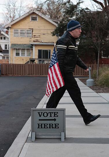 Die Amerikaner haben die Wahl: Manche geben wegen Wirbelsturm "Sandy" ihre Stimme in einem Zelt ab, andere stehen geduldig Schlange.