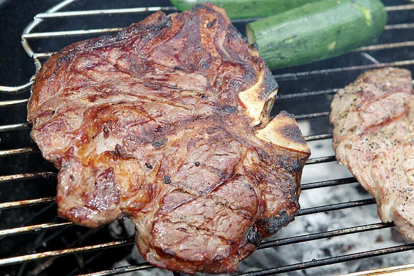 D wie Dauer: Pro Zentimeter Dicke sollte das Fleisch ein bis zwei Minuten von jeder Seite auf dem Grill bleiben. Sagt eine Faustregel. Pi mal Daumen.