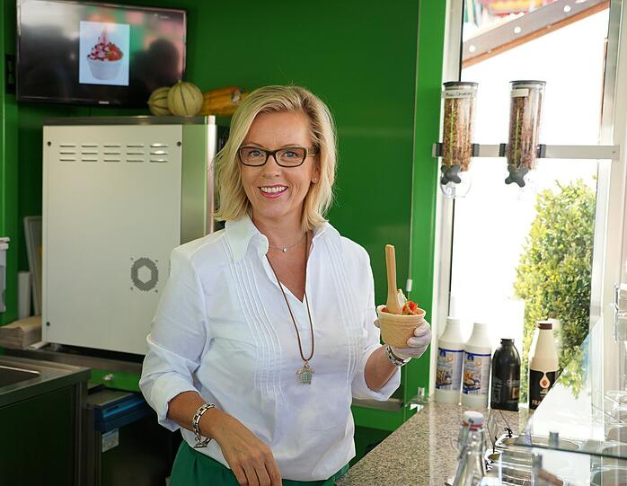 Bei Jo Kurt gibt&rsquo;s gefrorenen Joghurt mit Kalorienbomben getoppt.