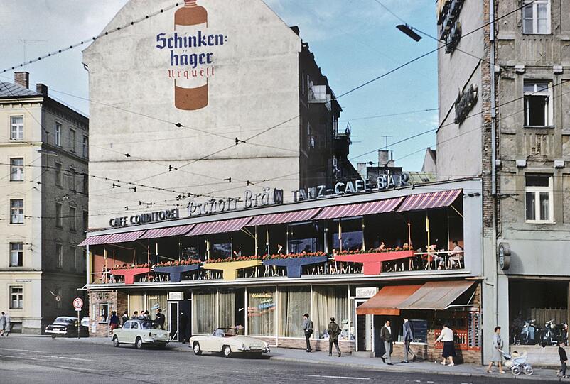 1960 in der Müllerstraße (mit Blick aus der Thalkirchner Straße): Ein bunter Mix aus Café, Kneipe, Tanz-Café und Bar. Wenig später weicht der Behelfsbau für den Bau des Altstadtrings.
