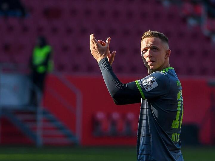 Torschütze Sonny Kittel von Ingolstadt jubelt nach dem Sieg zu den Fans. Foto: Armin Weigel