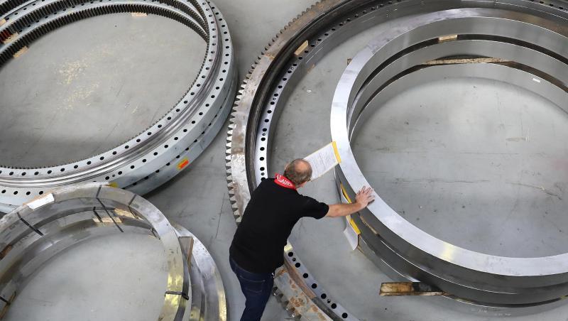 In der Deutsche Großwälzlager GmbH (DGWL) werden Teile von Großwälzlagern kontrolliert. In der Deutsche Großwälzlager GmbH (DGWL) werden Teile von Großwälzlagern kontrolliert.