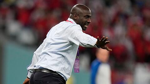 Ghanas Cheftrainer Otto Addo feuert seine Spieler an.